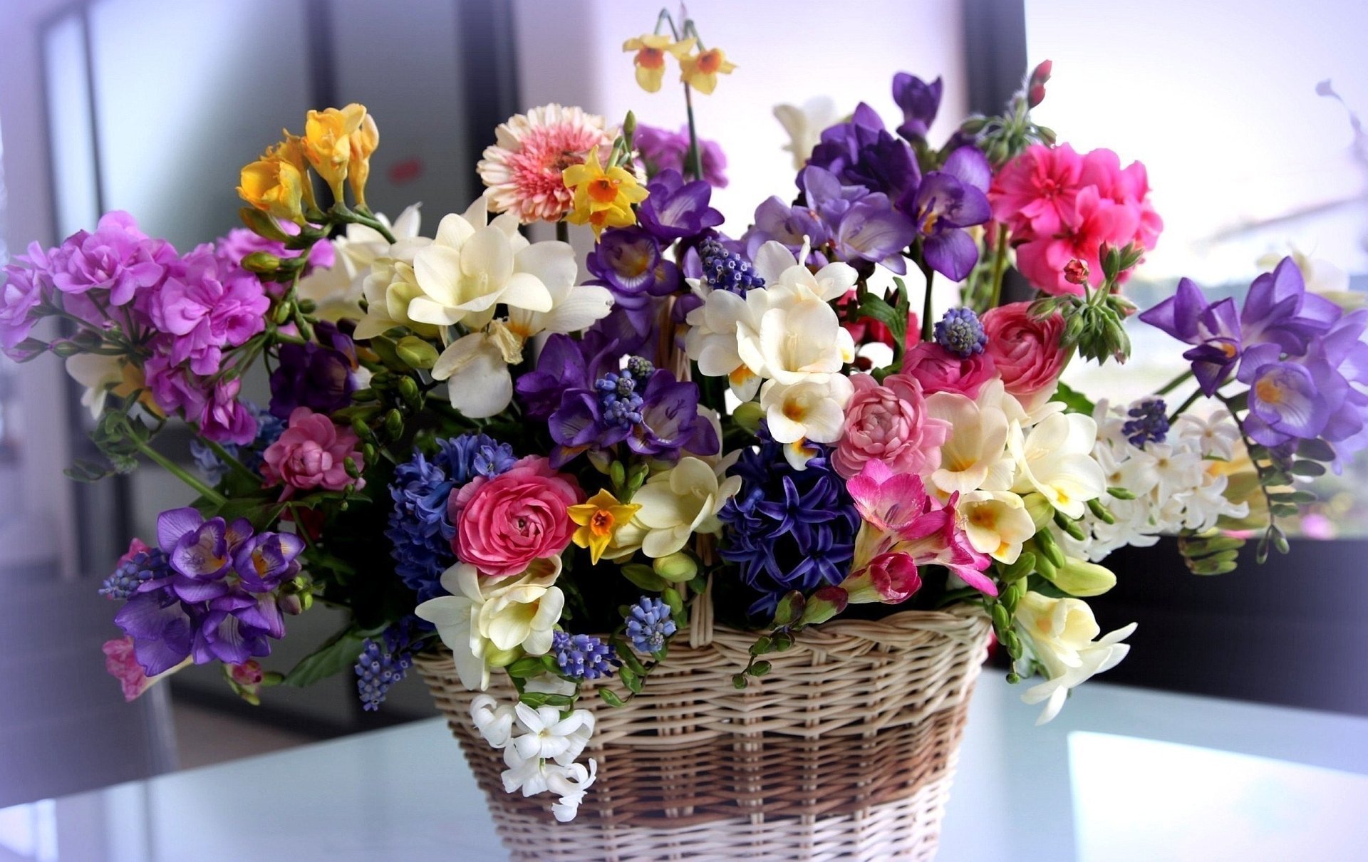 bouquet vari fiori bello cestino ranuncolo