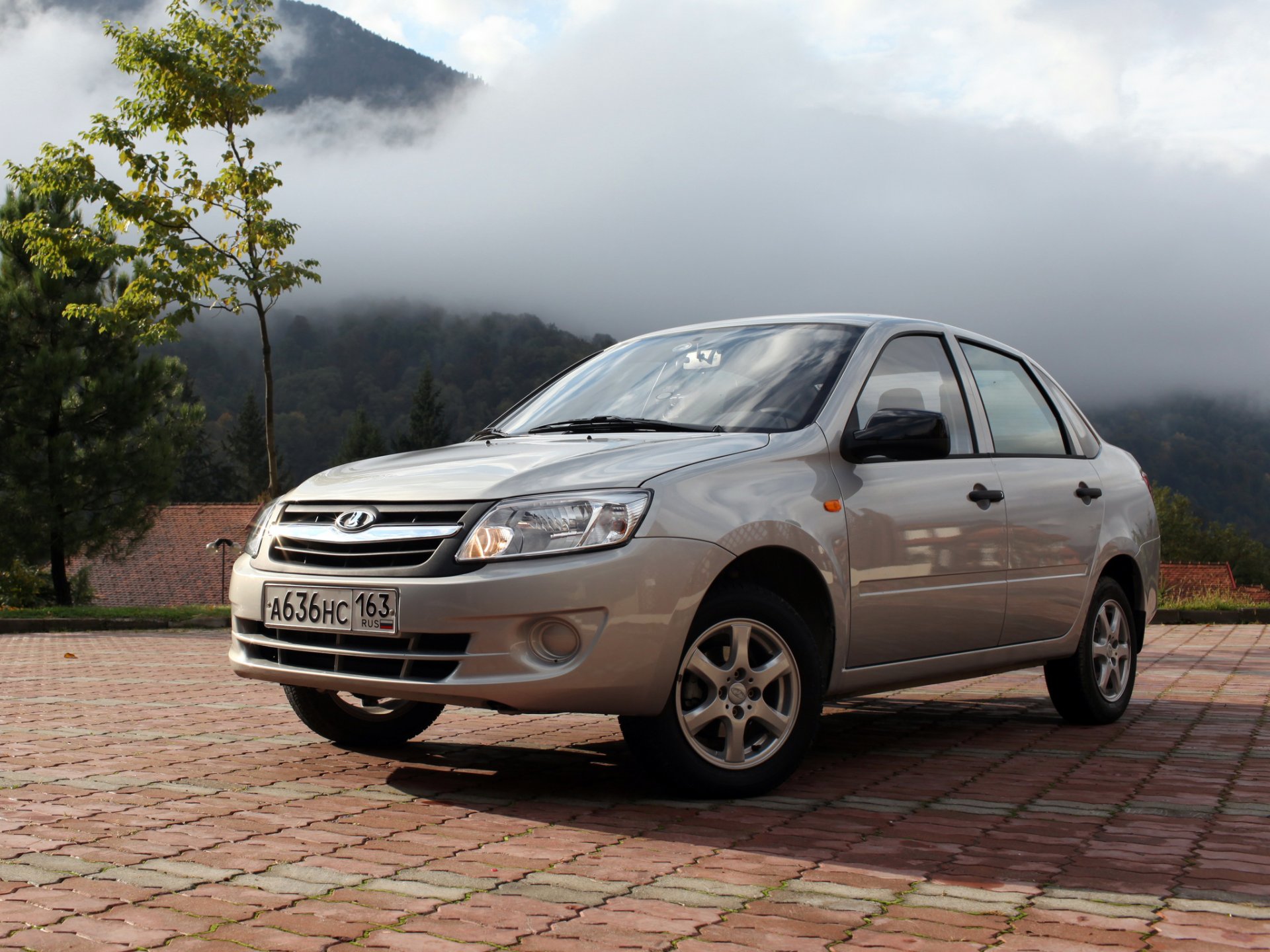 lada granta granta delantero sedán montaña niebla