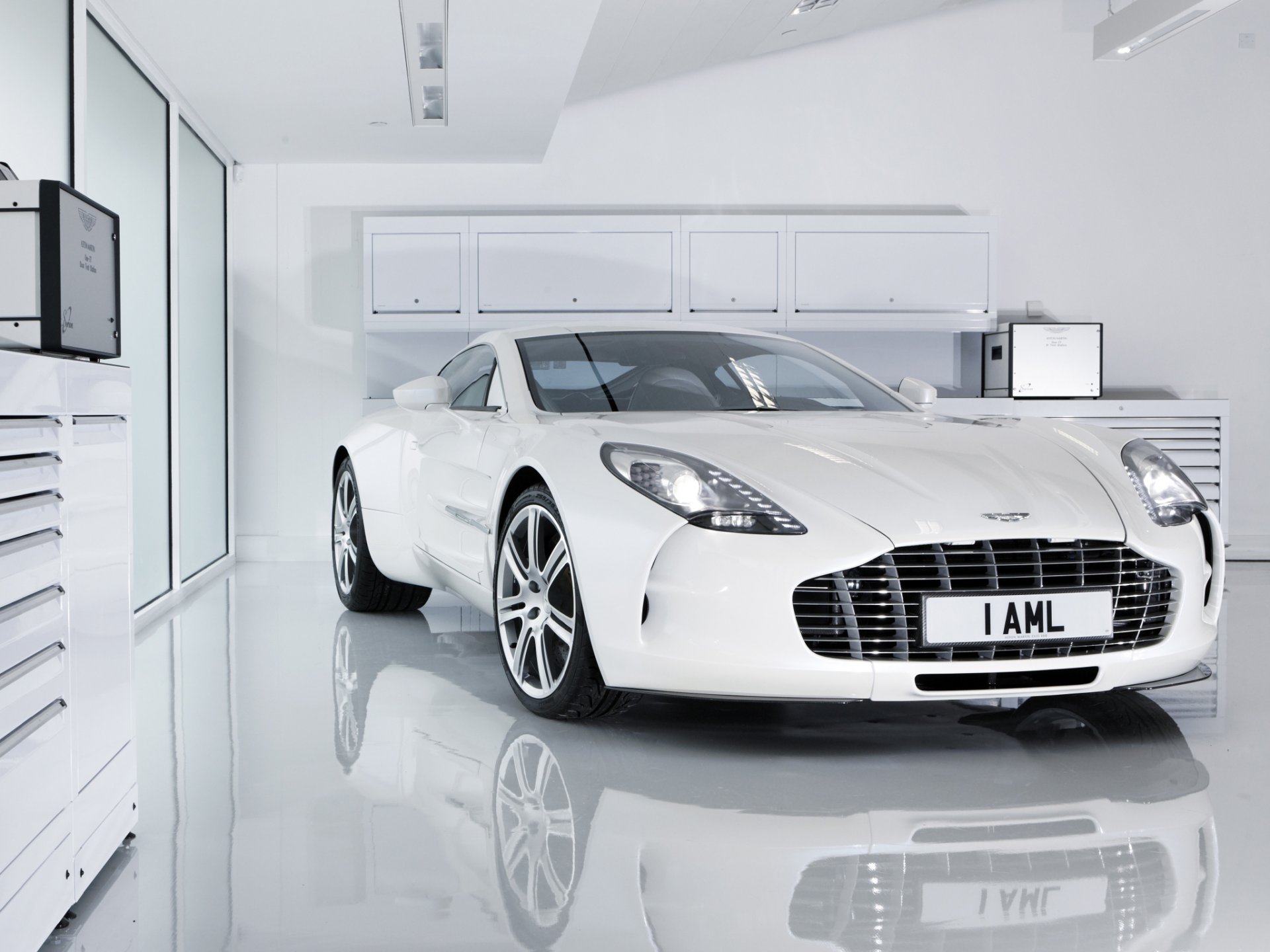 aston martin one-77 blanc aston martin boxe réflexion