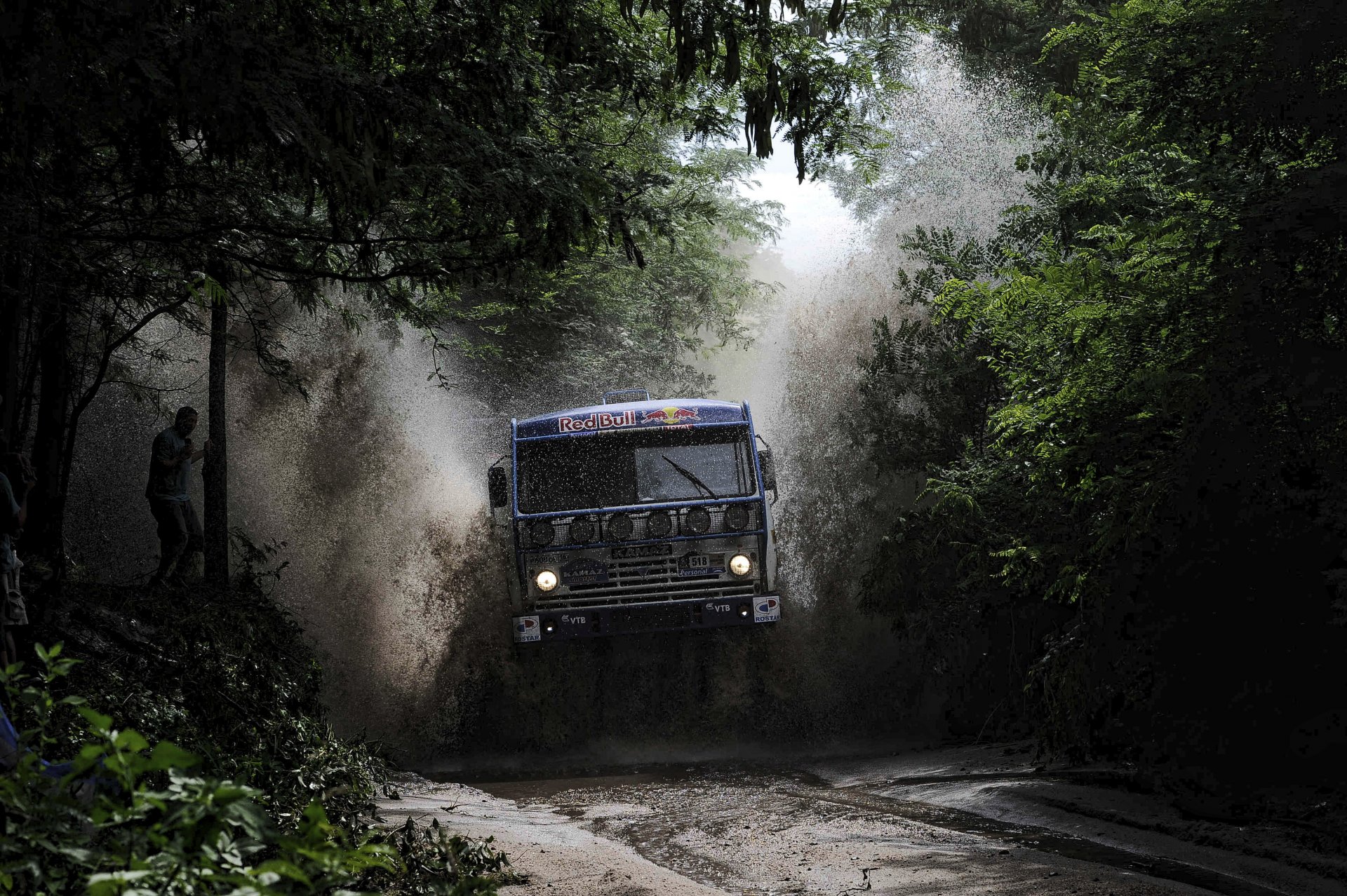 kamaz rally parís-dakar camión kamaz-master vegetación árboles salpicaduras agua charco