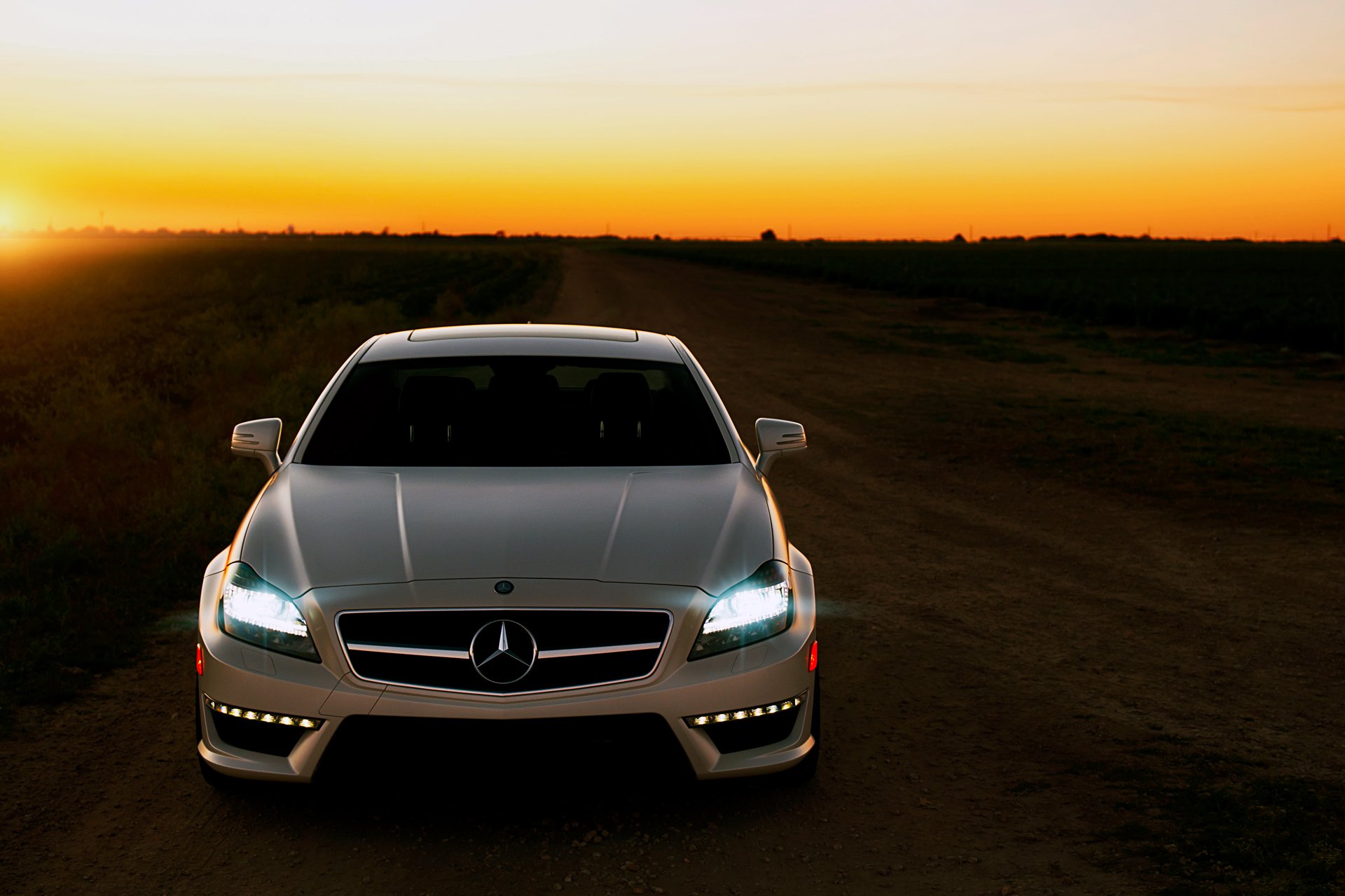 mercedes cls63 coucher de soleil route