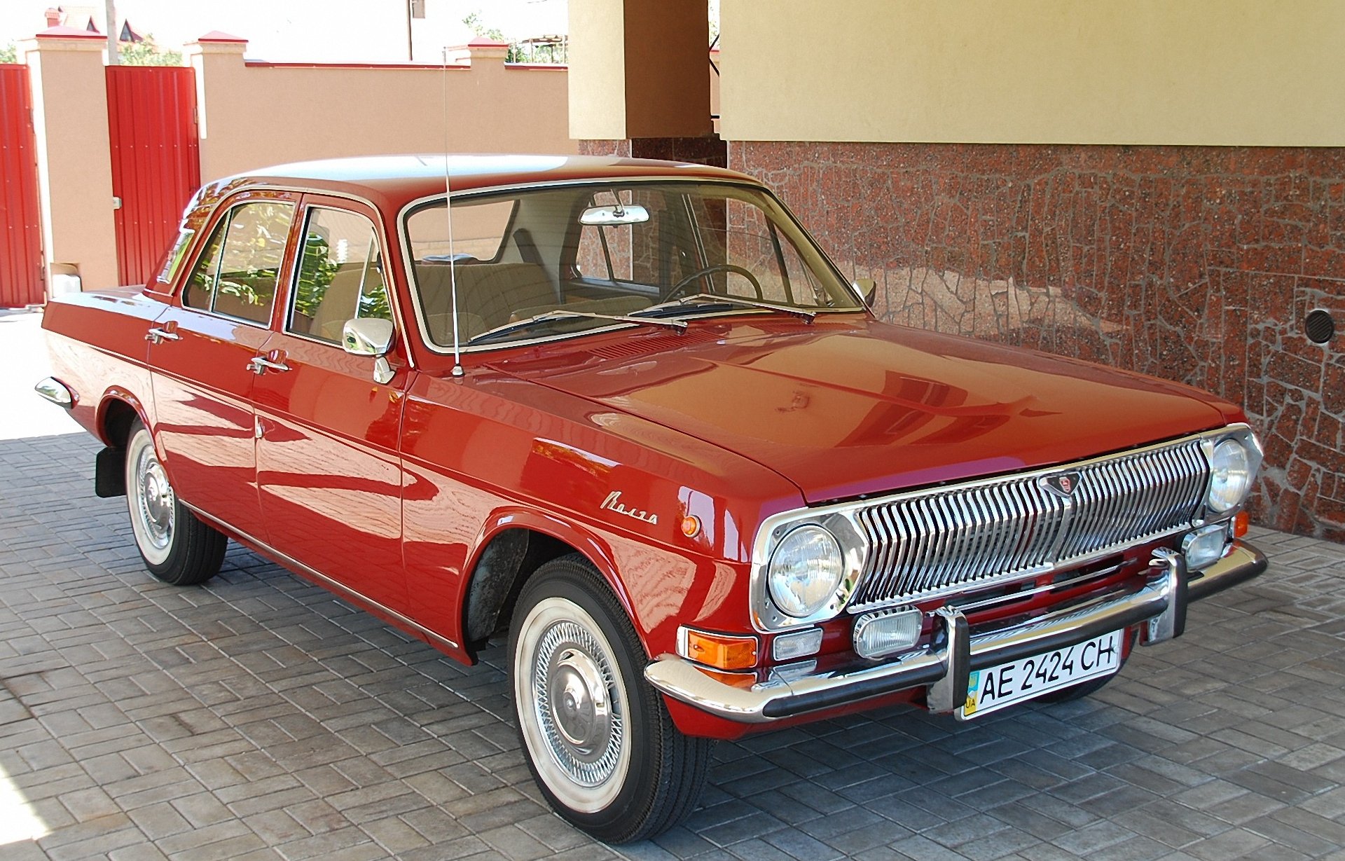 auto volga rouge