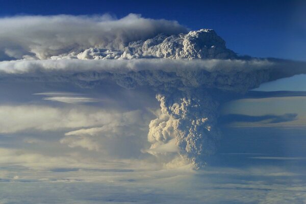 Cendres et fumée du volcan chilien