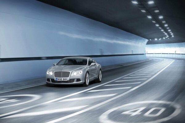 Máquina Bentley gris en túneles