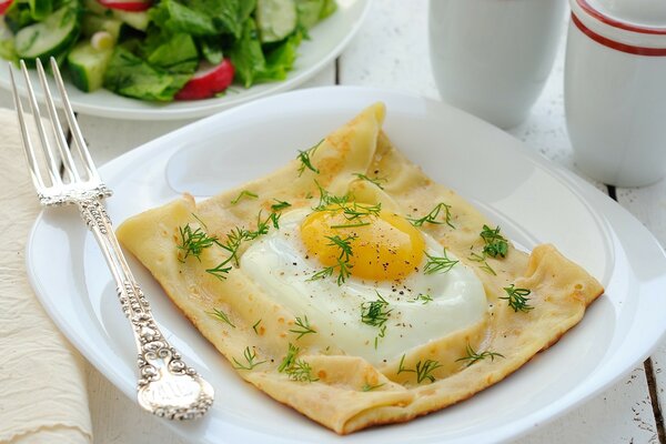 Photo petit déjeuner crêpes et oeufs