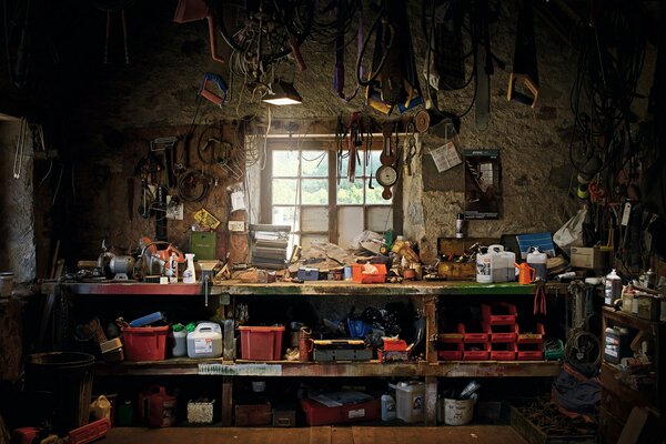 Officina elegante con strumenti di lavoro