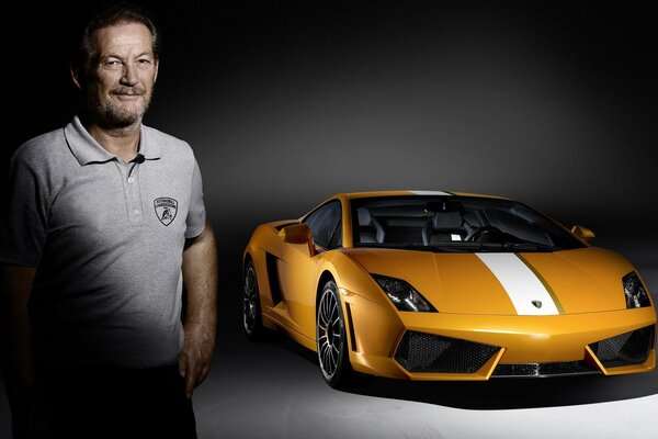 Un hombre con un Polo gris y un coche amarillo