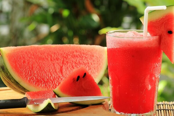 Ein Cocktail in einem Glas. Gehackte Wassermelone