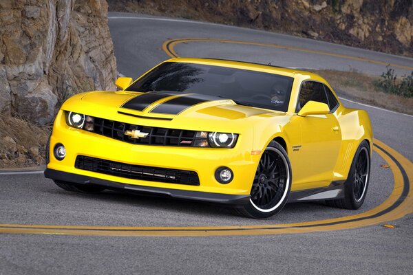 Sportivo brillante giallo Chevrolet strada asfalto