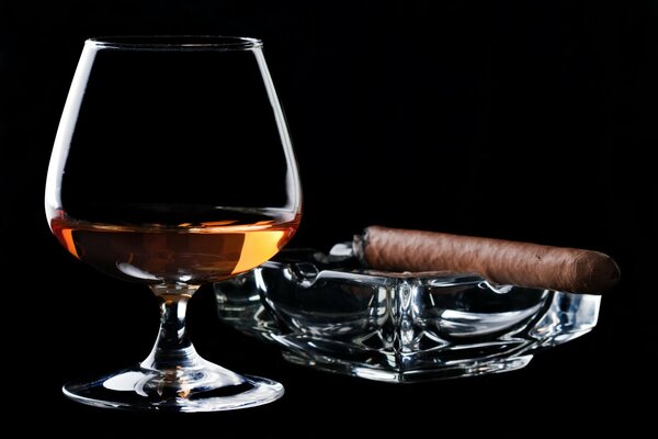 L estetica del cognac in un bicchiere e un sigaro