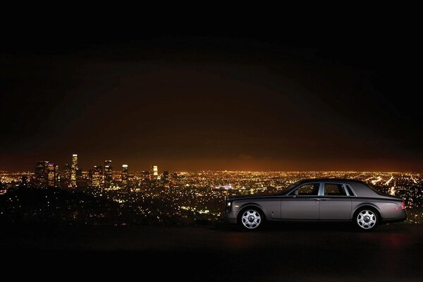 Rolls Royce con el paisaje de la ciudad nocturna