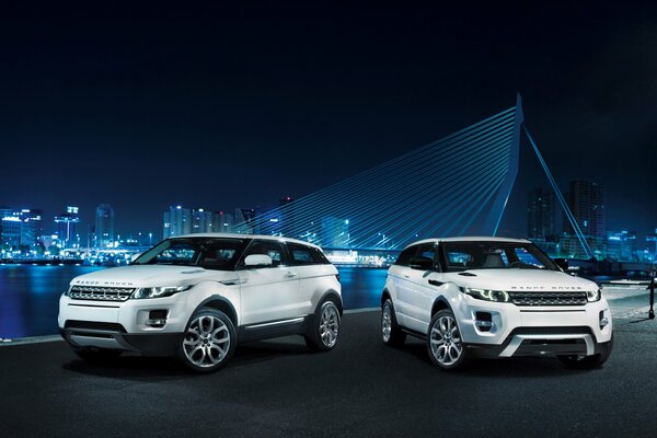 Land Rover blanco en el fondo de la ciudad nocturna