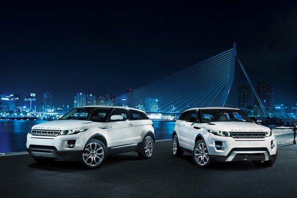 White Land Rover sullo sfondo della città notturna