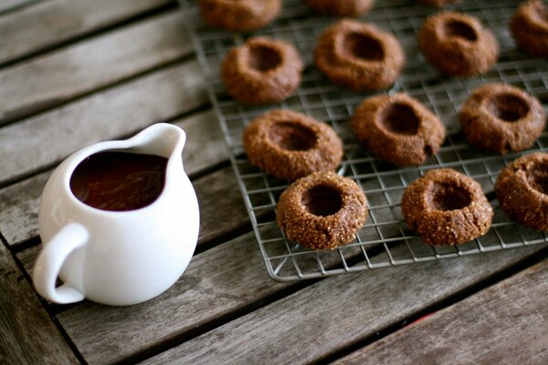 Deliziosi biscotti al cioccolato e salsa al cioccolato