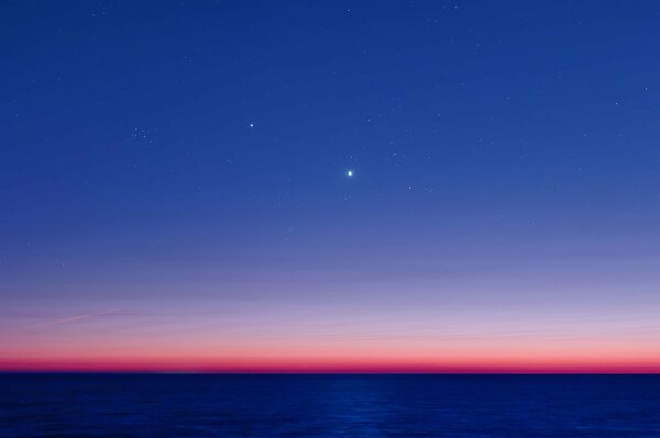 Una estrella brillante en el cielo nocturno