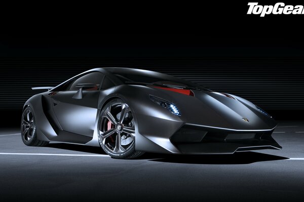 Lamborghini oscuro en la penumbra en la edición Top Gear