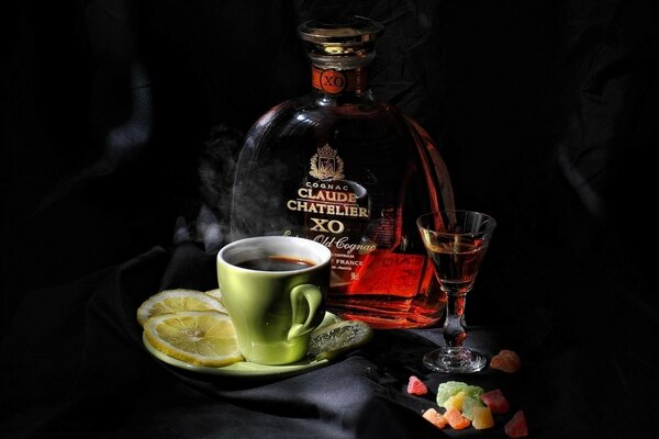 Caffè con cognac e limone su sfondo scuro