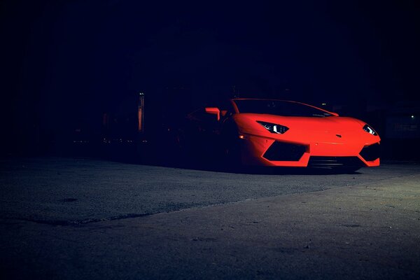 Lamborghini aventador rot in der Dunkelheit
