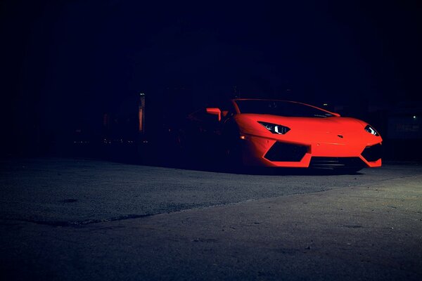 Lamborghini aventador rojo en la oscuridad