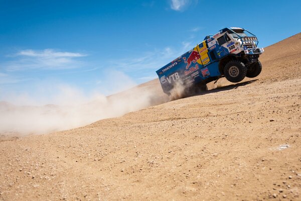 Camión en el desierto en el Rally París-Dakar