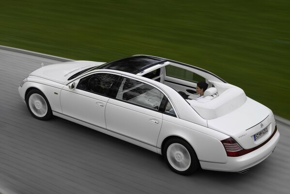 Maybach mit offenem Oberteil unterwegs