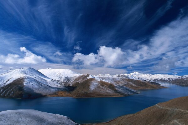 Desde las montañas se puede ver el lago y el cielo