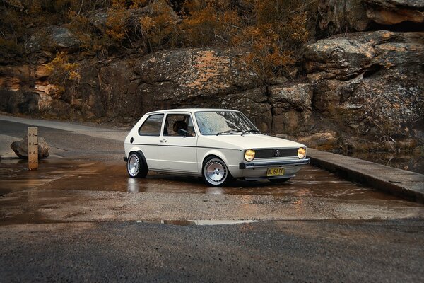 Volkswagen golf blanco se levanta en un arroyo