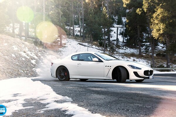 Maserati granturismo supersamochód biały