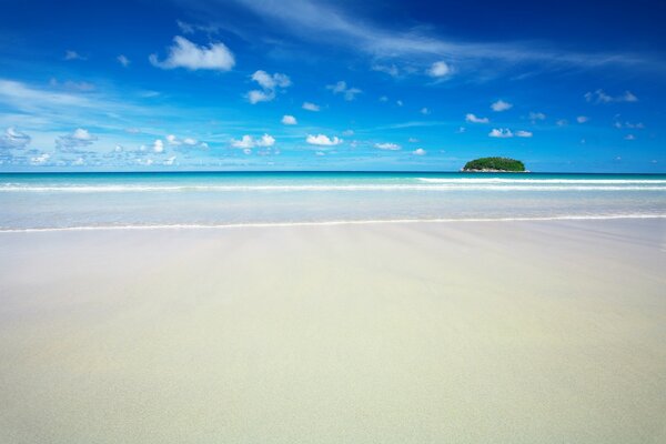 Blick vom weißen Sandstrand auf die benachbarte Paradiesinsel