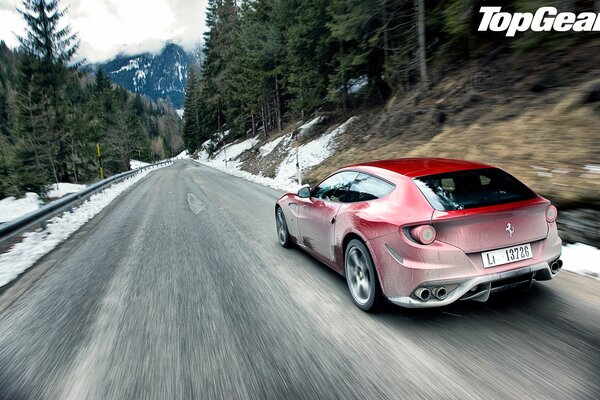 Ferrari rojo en el engranaje superior