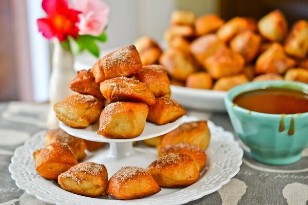 Beaucoup de petits pains cuits au four avec sauce