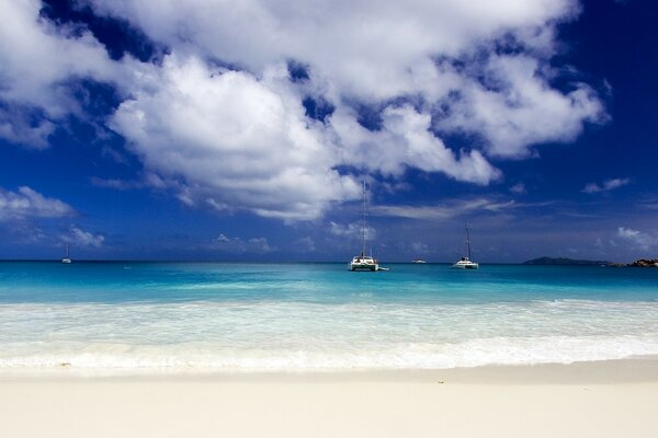 Blauer Himmel über dem Meer mit Sand