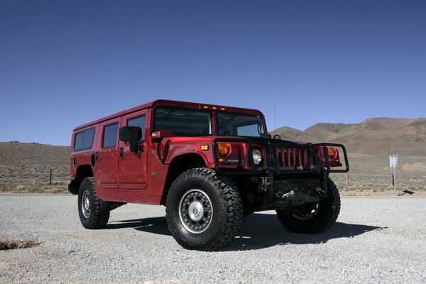 Hummer rosso sullo sfondo del deserto