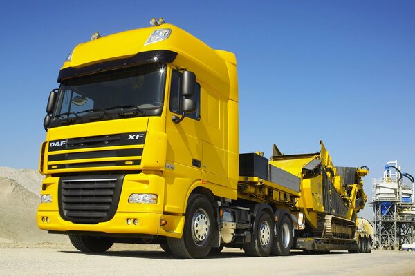 Żółta ciężarówka DAF z przyczepą
