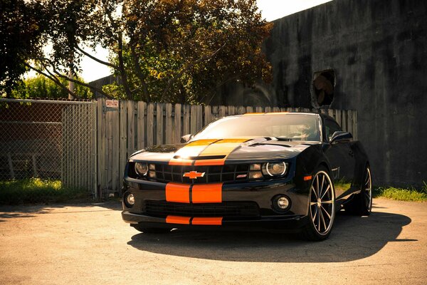 Chevrolet Camaro nero con rosso, vista frontale