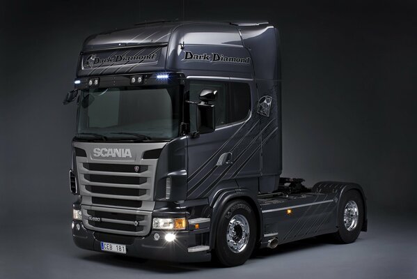 Camion Scania senza rimorchio grigio