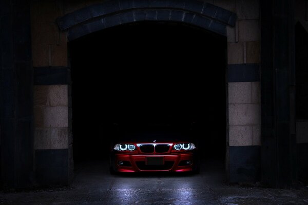 ROTER BMW-SCHATTEN VOR DER GARAGE