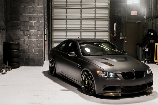 Super piękne tuningowane BMW w kolorze czarnym