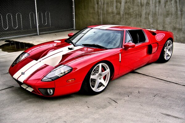 Elegante coche deportivo rojo Ford gt