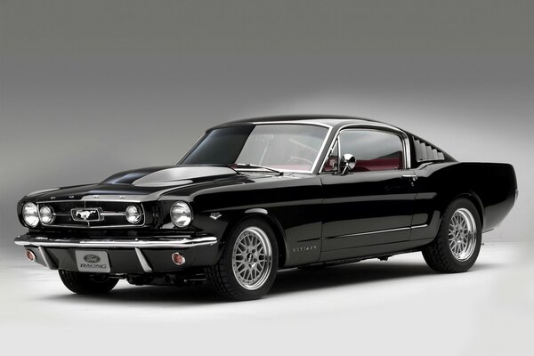 Une photo cool d un concept-car basé sur une Mustang