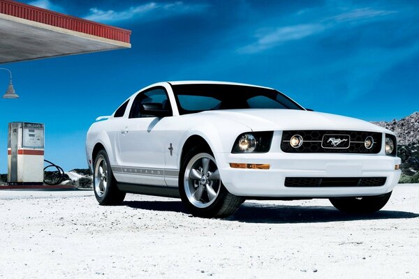 Hermoso Ford Mustang blanco en la gasolinera