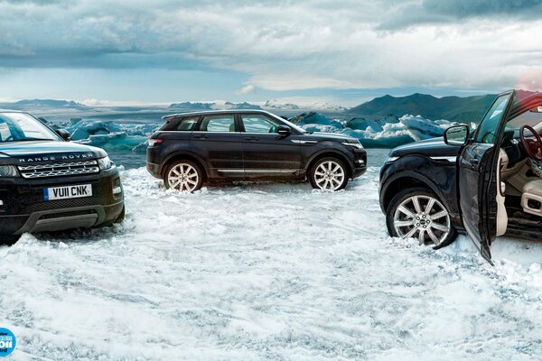 Coches en la nieve. fondo. cielo