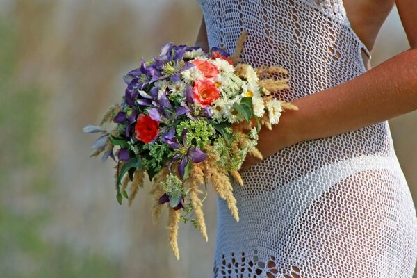 Servizio fotografico estivo di una ragazza con un bouquet