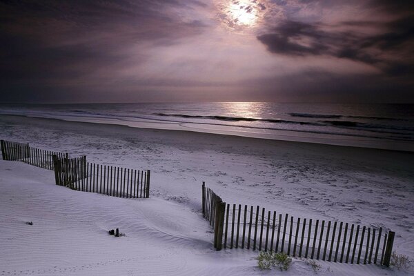 Dunkler Himmel am Strand des Meeres