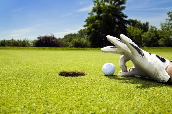 Golf spielen auf dem Spielplatz