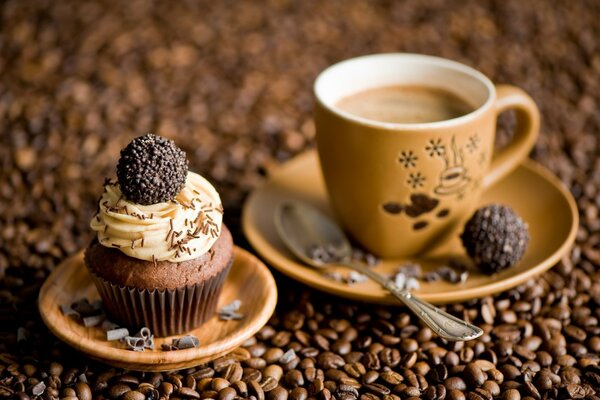 Colazione caffè e muffin con caramelle