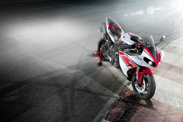 Nouveau brillant Yamaha blanc et rouge