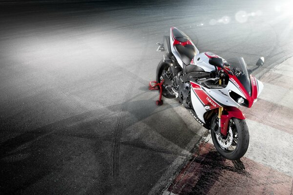 Nowy błyszczący Yamaha biało-czerwony