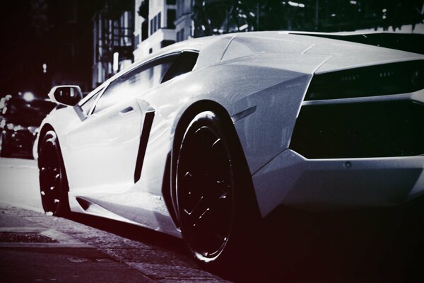 Monstre blanc Lamborghini Aventador dans la rue