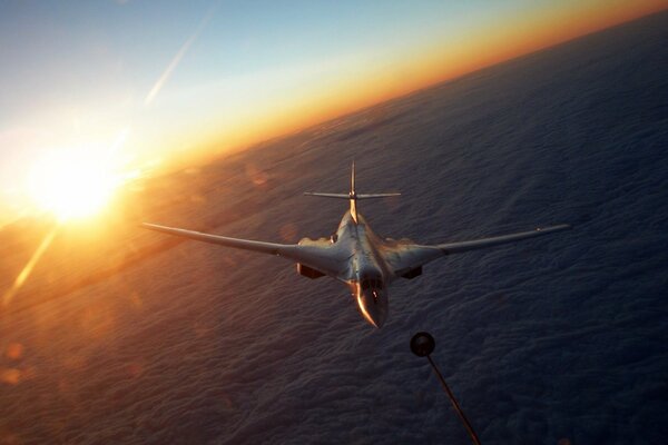 Chasseur tu-160 avec vue sur le coucher du soleil